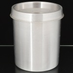 DIVERSOS, um (1) cooler para garrafa, cilíndrico, confeccionado em alumínio e outros materiais, medindo 19,5 cm altura e 17 cm diâmetro, sem marca de manufatura aparente, vide foto.