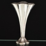 METAL PRATEADO, um (1) vaso floreiro no formato de corneto, plissado na vertical, base com enchimento, medindo 15,5 cm altura, vide foto.