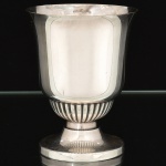 METAL PRATEADO, uma (1) taça de pé baixo, lisa, parte inferior canelada, marca WOLFF (tradição desde 1894), medindo 9,5 cm altura, vide foto.