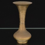BRONZE, um (1) pequeno vaso floreiro no formato de balaustre terminando em corneto, ornamentação cinzelada em elementos vegetalistas no padrão Império Otomano, medindo 12,5 cm altura, vide foto.