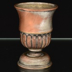 METAL PRATEADO, um (1) pequeno vaso de pé baixo, terço inferior canelado, sem marca de manufatura aparente, medindo 8,5 cm altura, demanda novo banho em prata, vide foto.