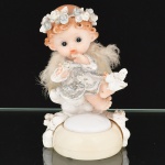 ESCULTURA, uma (1) representando anjo com flores e pássaro, confeccionada em materiais variados: polímero, pena, vidro, etc., possui dispositivo a pilha não testado, falta a tampa do compartimento de pilha, medindo 13 cm altura, vide foto.