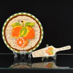 PORCELANA, conjunto com dois (2) itens: 1 prato para torta ou bolo e 1 espátula, ornamentação policromada representando limão siciliano, além de legendas, sem marca de manufatura aparente, medindo respectivamente 27 cm diâmetro e 27 cm comprimento, vide foto.