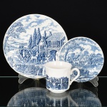 FAIANÇA INGLESA, um (1) trio para chá (xícara, pires e prato de bolo), ornamentação na tonalidade azul sobre fundo branco representando paisagem com vilarejo e carruagem puxada por parelha de cavalos, marca ROYAL WESSEX, Made in England (Swinnertons Ltd., usava as marcas: Swinnertons; Hampton Ivory e Royal Wessex; fundada em 1885 por Bertram Swinnerton como distribuição e comercialização de artigos em cerâmica; em 1906 já operava como fabricante na Vulcan Works; em 1911 fez sociedade com Walter Lindley e constituiram a Swinnertons Ltd.; 1916 pouco antes Bertram faleceu, Victor G. Alcock juntou-se a Walter Lindley e William Bloor ingressou na empresa no mesmo ano; em 1919 adquiriram a Smith & Co. E formaram uma nova companhia Alcock, Lindley & Bloor Ltd.; em 1925 adquiriram a Victoria Pottery, seguido pela Scotia Pottery e posteriormente as fabricas Albert e Sefton; tanto a Swinnertons Ltd., quanto a Alcock, Lindley & Bloor Ltd. mantiveram as atividades durante a Segunda Grande Guerra, apesar de fechar algumas fabricas; em 1952 concluiu a modernização da Vulcan Works; em 1953 adquiriu a Davison & Son Ltd.; em 1958 encerrou as atividades; em 1959 foi vendida para Lawley Group Ltd.; em 1964 deixou de usar o nome Swinnertons), medindo a maior peça 20 cm diâmetro, ideais para coleção de cristaleira, vide foto.