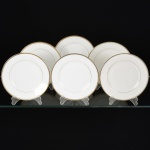 PORCELANA ALEMÃ, seis (6) pratos para bolo, brancos com frisos a ouro, duas manufaturas distintas, sendo: 4 da marca SCHONWALD (fundada em 1879 quando Johann Nicol Muller, transformou sua serraria em fabrica de porcelana na Bavaria; em 1927 foi adquirida pela Kahla sediada na Turingia; em 1972 fundiu-se com a Hutschenreuther; em 1998 virou BHS Tabletop AG, ainda em funcionamento); 2 da marca CARL TIELSCH (fundada em 1845, na cidade de Altwasser, como Carl Tielsch & Co, no inicio suas peças eram marcadas com as letras TPM Tielsch-Porzellan-Manufaktur; em 1917 mudou para Carl Tielsch & Co. A. G.; em 1932 mudou para Porzellanfabrik Tielsch & Co, Abteilung der C. M. Hutschenreuther A. G.; em 1945 mudou para Polska Fabryka Porcelany Tielsch (território deixou de ser da Alemanha e passou a ser da Polônia); em 1952 mudou para Zaklady Porcelany Stolowej Walbrzych; a partir de 1992 acresceu no ultimo nome da fábrica as letras S.A. Funciona assim até a atualidade), medindo 17,5 cm diâmetro, vide foto.