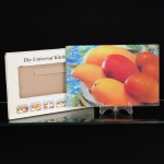 VIDRO, uma (1) tábua para preparação de alimentos, retangular, incolor e translúcida, fundo com lito policromada representando frutas, medindo 29,5 x 19,5 cm, acondicionada na caixa e sem uso, ideal para presente, vide foto.