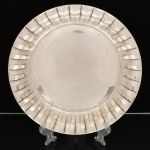METAL PRATEADO, uma (1) fruteira baixa circular, borda plissada, sem marca de manufatura aparente, medindo 26,5 cm diâmetro e 3 cm altura, vide foto.