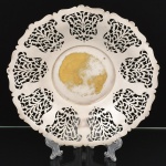 METAL PRATEADO, uma (1) fruteira baixa circular, borda vazada em silhuetas vegetalistas e recortada, marca WOLFF (tradição desde 1894), medindo 28 cm diâmetro, demanda novo banho em prata, vide foto.