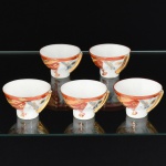PORCELANA JAPONESA, cinco (5) taças para saque, ornamentação policromada no padrão IMARI representando flores de cerejeira, leque e tronco, arremates a ouro, legenda de origem na base made in Japan, medindo 5,3 cm diâmetro e 3 cm altura, vide foto.