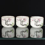 PORCELANA, três (3) taças com ornamentação policromada representando cerejeira e pássaro, medindo 8 cm diâmetro e 6 cm altura, sem marca de manufatura aparente, vide foto.