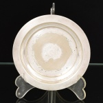 METAL PRATEADO, um (1) presentoir liso, sem marca de manufatura aparente, demanda novo banho em prata, medindo 11,5 cm diâmetro, vide foto.