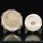 METAL PRATEADO, dois (2) itens: 1 tampa e 1 presentoir para manteigueira, falta o recipiente cilíndrico, ornados em frisos, padrão Art Nouveau, terminando em laçarotes, marca FRACALANZA (tradição desde 1884), medindo a maior peça 14 cm diâmetro, vide foto.