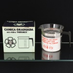 EQUIPAMENTO DE COZINHA, uma (1) caneca grande de vidro, incolor e translúcida, possui graduação de medidas variadas, cinta em aço, alça em polímero, marca THERMEX, pode ser usada direto ao fogo, acondicionada na caixa original, não aparenta ter sido usada, ideal para presente, vide foto.