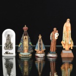 ARTE SACRA, cinco (5) imaginárias miniaturas, confeccionadas em materiais variados, sendo: 2 de Nossa Senhora de Fátima; 2 de Nossa Senhora Aparecida e 1 de Santo Antônio, medindo a maior 8,5 cm altura, vide foto.