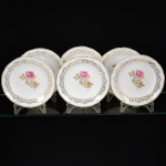 PORCELANA, seis (6) pratos fundos, ornamentação central com rosas em policromia, barrado em flores e frisos a ouro, marca SCHMIDT (Pomerode, SC; Mauá, SP; Campo Largo, PR, fundada em 1945, ainda em atividade, maior fábrica de porcelana da América Latina), medindo 23 cm diâmetro, vide foto.