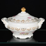 PORCELANA, uma (1) sopeira com tampa, ornamentação central com rosas em policromia, barrado em flores e frisos a ouro, marca SCHMIDT (Pomerode, SC; Mauá, SP; Campo Largo, PR, fundada em 1945, ainda em atividade, maior fábrica de porcelana da América Latina), medindo 23 cm diâmetro e 19 cm altura, vide foto.