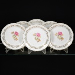 PORCELANA, seis (6) pratos rasos, ornamentação central com rosas em policromia, barrado em flores e frisos a ouro, marca SCHMIDT (Pomerode, SC; Mauá, SP; Campo Largo, PR, fundada em 1945, ainda em atividade, maior fábrica de porcelana da América Latina), medindo 24,5 cm diâmetro, vide foto.