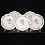 PORCELANA, cinco (5) pratos rasos, ornamentação central com rosas em policromia, barrado em flores e frisos a ouro, marca SCHMIDT (Pomerode, SC; Mauá, SP; Campo Largo, PR, fundada em 1945, ainda em atividade, maior fábrica de porcelana da América Latina), medindo 24,5 cm diâmetro, vide foto.
