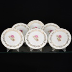 PORCELANA, seis (6) pratos de sobremesa, ornamentação central com rosas em policromia, barrado em flores e frisos a ouro, marca SCHMIDT (Pomerode, SC; Mauá, SP; Campo Largo, PR, fundada em 1945, ainda em atividade, maior fábrica de porcelana da América Latina), medindo 18 cm diâmetro, vide foto.