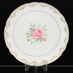PORCELANA, um (1) medalhão com ornamentação floral policromada, borda com barrado a ouro em pérgulas, frisos, volutas e elementos vegetalistas, marca REAL (Mauá, SP, 1943 a 1994), medindo 26 cm diâmetro, vide foto.