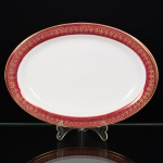 PORCELANA, uma (1) travessa oval, ornada com faixa na tonalidade magenta e barrado a ouro, marca MAUÁ (Mauá, SP, 1937 a 1968), medindo 27,5 x 19 cm, vide foto.