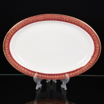 PORCELANA, uma (1) travessa oval, ornada com faixa na tonalidade magenta e barrado a ouro, marca MAUÁ (Mauá, SP, 1937 a 1968), medindo 31,5 x 22 cm, vide foto.