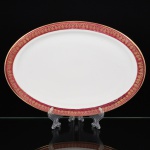 PORCELANA, uma (1) travessa oval, ornada com faixa na tonalidade magenta e barrado a ouro, marca MAUÁ (Mauá, SP, 1937 a 1968), medindo 36 x 24,5 cm, vide foto.