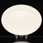 FAIANÇA, uma (1) travessa oval, tonalidade branca, marca IRFM (Industrias Reunidas Francisco Matarazzo, iniciou em 1927 ao comprar a Fábrica de Louças Santa Catharina; em 1935 abre nova Fábrica em São Caetano do Sul; em 1960 passou a produzir somente azulejos; em 1991/92 os operários assumiram a direção na forma de cooperativa COOTRAC; em 1995 encerrou as atividades), medindo 44 x 34 cm, vide foto.