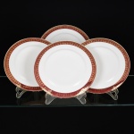 PORCELANA, quatro (4) pratos rasos, ornados com faixa na tonalidade magenta e barrado a ouro, marca MAUÁ (Mauá, SP, 1937 a 1968), um com bicado na borda, medindo 23,5 cm diâmetro, vide foto.