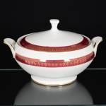 PORCELANA, uma (1) terrina com tampa, ornada com faixa na tonalidade magenta e barrado a ouro, marca MAUÁ (Mauá, SP, 1937 a 1968), medindo 22,5 cm diâmetro mais as alças e 16 cm altura, vide foto.