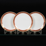 PORCELANA, três (3) travessas circulares, ornadas com faixa na tonalidade magenta e barrado a ouro, marca MAUÁ (Mauá, SP, 1937 a 1968), medindo 24 cm diâmetro, vide foto.