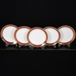 PORCELANA, cinco (5) pratos de sobremesa, ornados com faixa na tonalidade magenta e barrado a ouro, marca MAUÁ (Mauá, SP, 1937 a 1968), medindo 18,5 cm diâmetro, vide foto.