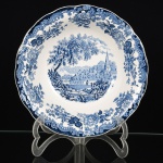 FAIANÇA INGLESA, uma (1) saladeira tipo bowl, modelo AVON SCENES PALISSY, marca ROYAL WORCESTER Ltd. (fundada em 1751 como The Worcester Tonquin Manufactory, por John Wall; William Davis e mais treze empresários documentos originais da Sociedade, encontram-se preservados no Museu de Porcelana de Worcester; em 1783 foi vendida para Thomas Flight; em 1788 recebeu autorização real do Rei George III; em 1792 Martin Barr ingressou na Sociedade e virou Flight & Barr; em 1840 fundiu-se com a Chamberlain e virou Chamberlain & Company; em 1850 foi reconstruída após um incêndio, já com novos proprietários William Henry Kerr e Richard William Binns; em 1862 virou Royal Worcester Porcelain Company Ltd., após aposentadoria de Kerr e associação de Binns a Edward Philips; em 1889 assumiram o controle da Grainger & Co., seu nome foi usado até 1902; em 1905 adquiriu a James Hadley & Sons; em 1976 fundiu-se com a Spode), tonalidade azul sobre fundo branco, ornados em paisagem lacustre com edificações e elementos vegetalistas, borda com barrado em flores e volutas, medindo 24,5 cm diâmetro e 7 cm altura, vide foto.