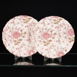 FAIANÇA INGLESA, par (2) pratos rasos, borda modelada em caneluras, ornamentação floral policromada com predominância da tonalidade magenta, linha ROSE CHINTZ, marca JOHNSON BROS Ltd. (fabrica de faiança fundada em Hanley, Stoke-on-Trent, Inglaterra, no ano de 1883, empresa de quatro irmãos: Alfred, Frederick, Henry e Robert filhos de Robert Johnson, netos da linhagem Meakin, em 1968 se juntou ao grupo Wedgwood, em 2003 transferiu a fabrica para a China), medindo 25 cm diâmetro, vide foto.