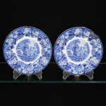 FAIANÇA INGLESA, par (2) pratos de bolo, ornamentação dita FAZENDINHA, representando paisagem rural, borda com barrado floral, tonalidade azul sobre fundo branco, marca WOOD & SONS (fundada em 1865, funcionou na Potteries New Wharf em Trent e mais tarde na Pottery Stanley em Burlem, fechou em 2005), ambos com bicados na borda, medindo 17 cm diâmetro, vide foto.