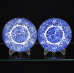 FAIANÇA INGLESA, par (2) pratos de bolo, ornamentação dita FAZENDINHA, representando paisagem rural, borda com barrado floral, tonalidade azul sobre fundo branco, marca WOOD & SONS (fundada em 1865, funcionou na Potteries New Wharf em Trent e mais tarde na Pottery Stanley em Burlem, fechou em 2005), medindo 17 cm diâmetro, vide foto.