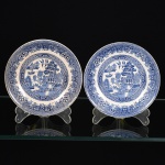 FAIANÇA INGLESA, par (2) pires de chá descasados sem as xícaras, tonalidade azul e branca, marca W. ADAMS & SONS (William Adams & Sons Ltd, Staffordshire, Reino Unido, família com tradição desde 1657), medindo 14,5 cm diâmetro.