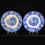 FAIANÇA INGLESA, par (2) pratos fundos, ornamentação dita FAZENDINHA, representando paisagem rural, borda com barrado floral, tonalidade azul sobre fundo branco, marca WOOD & SONS (fundada em 1865, funcionou na Potteries New Wharf em Trent e mais tarde na Pottery Stanley em Burlem, fechou em 2005), medindo 23 cm diâmetro, vide foto.