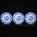 FAIANÇA INGLESA, três (3) pratos rasos, ornamentação dita FAZENDINHA, representando paisagem rural, borda com barrado floral, tonalidade azul sobre fundo branco, marca WOOD & SONS (fundada em 1865, funcionou na Potteries New Wharf em Trent e mais tarde na Pottery Stanley em Burlem, fechou em 2005), medindo 23 cm diâmetro, vide foto.