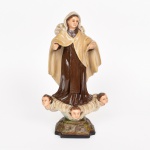ARTE SACRA, uma (1) antiga imaginária de Nossa Senhora da Conceição, século XIX, entalhada em madeira, olhos de vidro, encontra-se de pé sobre nuvens com três anjos em torno, repintada, medindo 31 cm altura, vide foto.