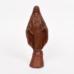 ARTE SACRA, uma (1) imaginária de Nossa Senhora das Graças, patina na tonalidade marrom, confeccionada em cerâmica ou estuque, medindo 25 cm altura, vide foto.