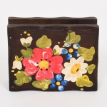 DIVERSOS, um (1) porta guardanapos, confeccionado em madeira, ornado com flores pintadas a mão em policromia, medindo 9,5 x 7 x 3 cm, vide foto.