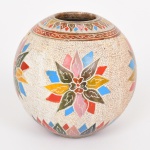 DIVERSOS, um (1) vaso bojudo, quase esférico, torneado em soapstone (pedra sabão), entalhes vegetalistas e texturizados, pintado a mão em policromia, medindo 13 cm altura, vide foto.