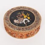 DIVERSOS, uma (1) caixa circular ornada com pintura em vidro representando casal dançando, policromada, legendas: Brasil e Samba, apliques em correntes e pedrarias miúdas e coloridas, medindo 11 cm diâmetro e 3 cm altura, vide foto.