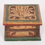 DIVERSOS, uma (1) caixa quadrangular, confeccionada em madeira, entalhada com pássaro e elementos vegetalistas, pintada a mão nas tonalidades verde e vermelha, generosos arremates a ouro, medindo 8 x 8 x 4,5 cm, vide foto.