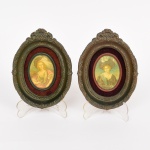 DIVERSOS, dois (2) quadrinhos com litos policromadas representando damas distintas de chapéu e trajes antigos, moldura oval relevada no padrão Império Napoleônico em tracejados, perolados, laçarote e elementos vegetalistas, para fixação em parede, medindo 15,5 x 11,5 cm, vide foto.