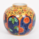 PORCELANA, um (1) vaso bojudo quase esférico, sem marca de manufatura aparente, ornamentação representando elementos vegetalistas pintados a mão em policromia pelo atelier MY, arremates a ouro, medindo 10 cm altura, vide foto.