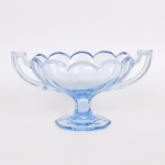 VIDRO, uma (1) fruteira de pé alto, translúcida, leve toque azulado, moldada na forma de gondola decagonal, alças curvilínea, pequeno trincado em uma delas, medindo 33,5 cm de comprimento de uma alça a outra, vide foto.