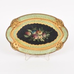 DIVERSOS, uma (1) pequena travessa oval, confeccionada em madeira prensada, pintada a mão com flores em policromia, faixas na tonalidade azul, detalhes a ouro, marca de origem FLORENCE  ITALE em cavo no verso, medindo 26 x 17 cm, vide foto.