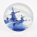 FAIANÇA HOLANDESA, um (1) prato decorativo, ornado com paisagem representando marina, barco e moinhos, tonalidade azul e branca, marca Delft Blauw  hand painted  made in Holland, numerado 37261, medindo 26 cm diâmetro, vide foto.